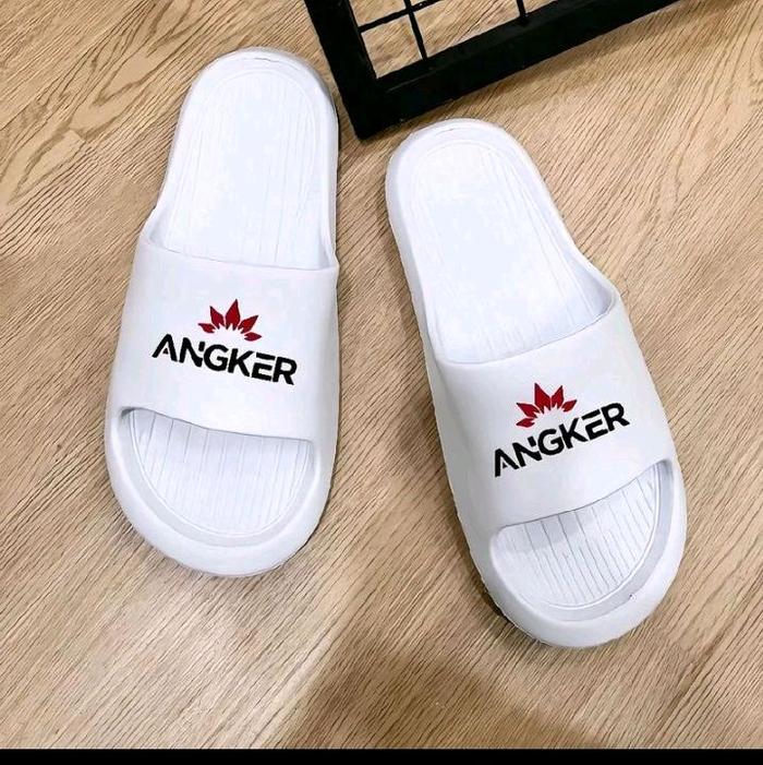 Angker Sandal Putih dengan Logo Merah untuk Keseharian