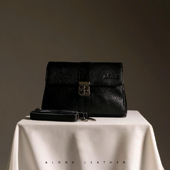 Alona Leather BELLEZA Slingbag Tas Tangan Hitam Elegan dengan Kunci Logam dan Tali Pegangan