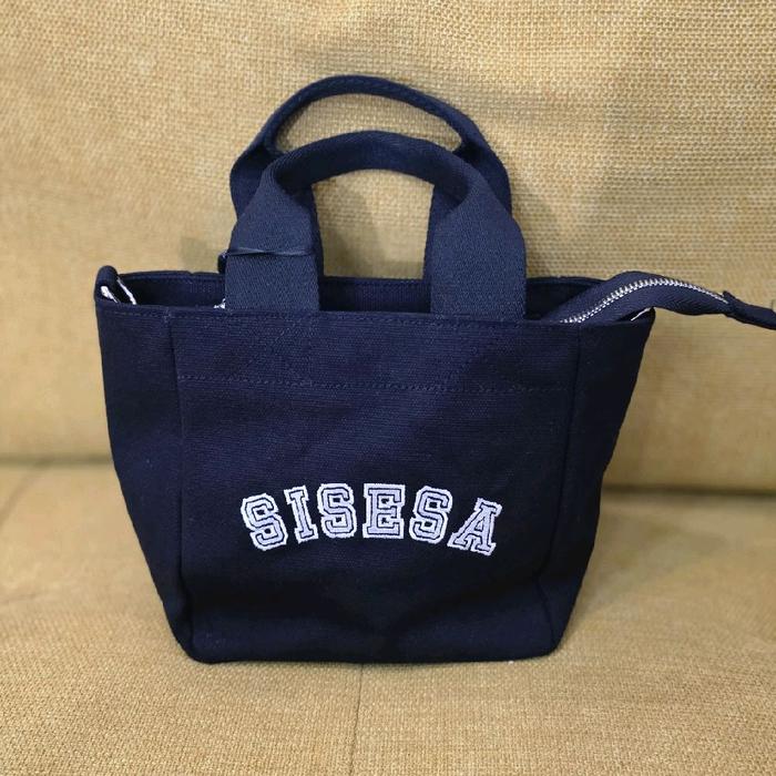 SISESA Tas Sling Sporty Hitam dengan Desain SISESA untuk Gaya Anda