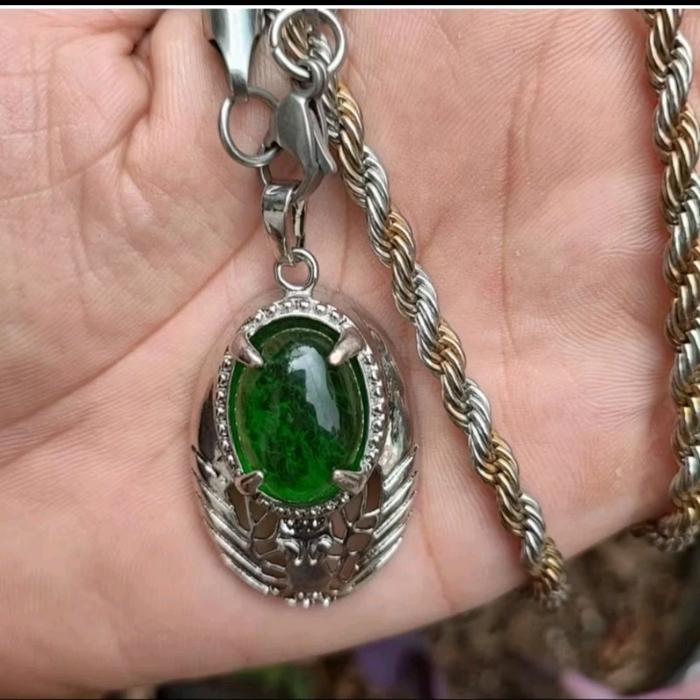 kalung liontin batu zamrud Surabaya
