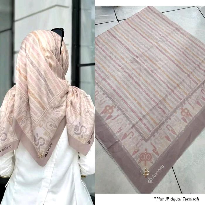 HIJAB SEGIEMPAT MOTIF OSKARA WARNA DASAR HITAM