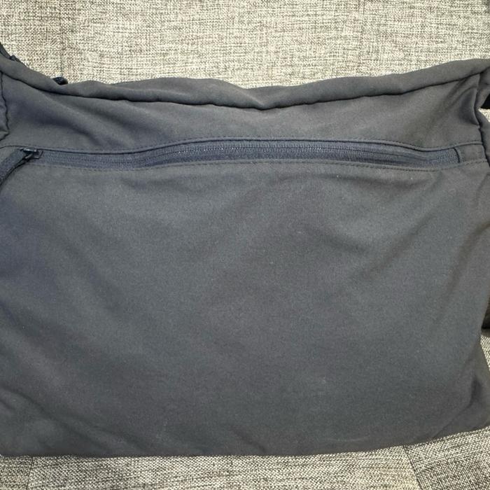 Tas selempang sling Uniqlo