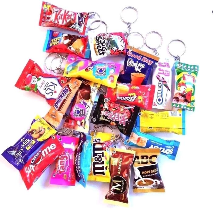 Gantungan Kunci Berbentuk Permen Berbagai Merek seperti KitKat, Oreo, dan M&M's untuk Koleksi atau H