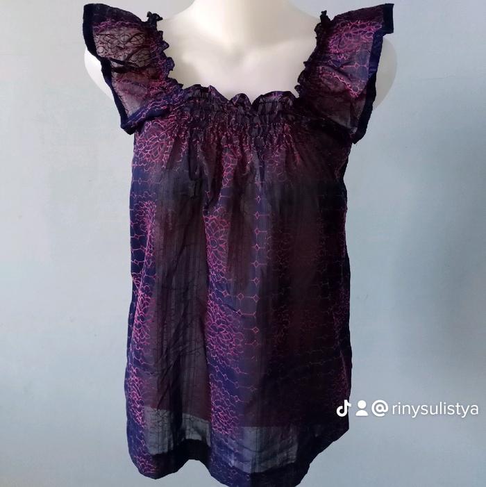 Baju tanktop warna ungu, bahan mix brukat.