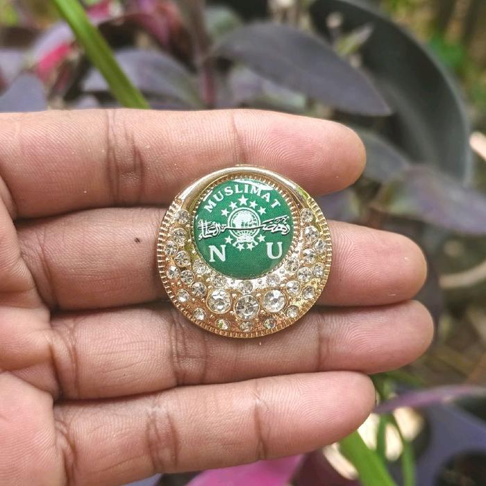 Muslimat NU Bros Bulan Permata Dengan Desain Batu Kristal dan Ukiran Besi Jasmine