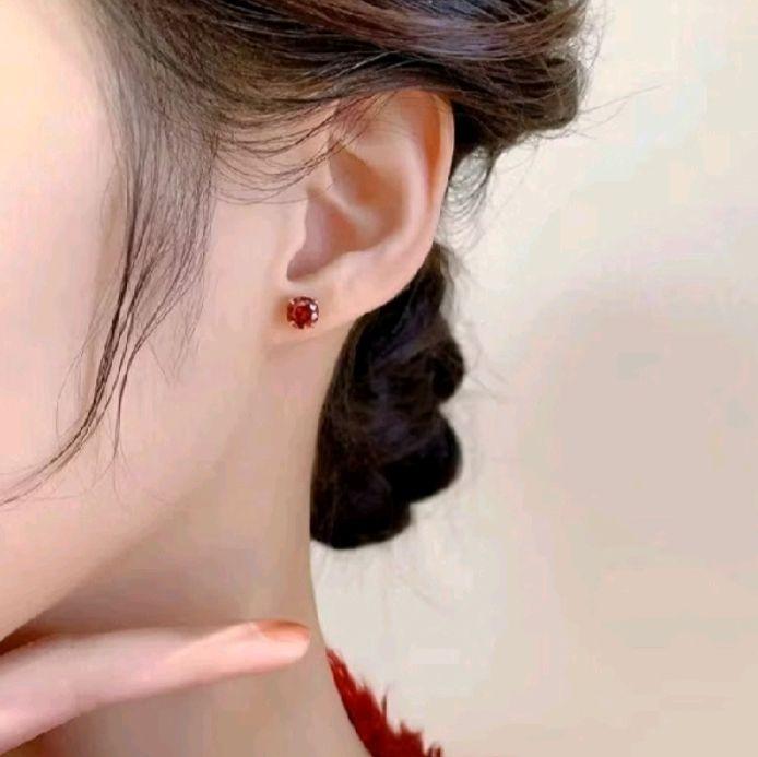 Anting Tusuk Motif Cengkeh Warna Merah
