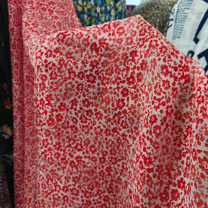 Kain Sifon Sutra Motif Bunga Kecil Merah – Bahan Jatuh, Lembut, Adem, Elegan untuk Gamis, Dress, Blo