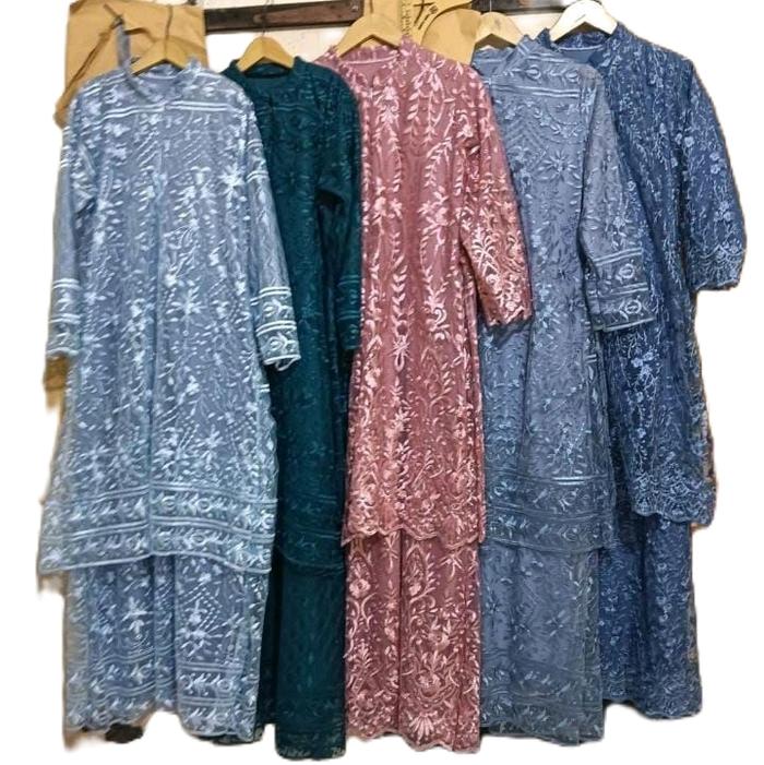 gamis brukat anak dan dewasa , berbagai macam dan ukuran model di perlihatkan dan dijelaskan saat li