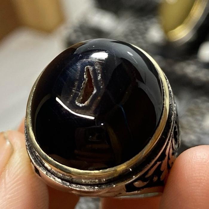 Cincin batu combong hitam