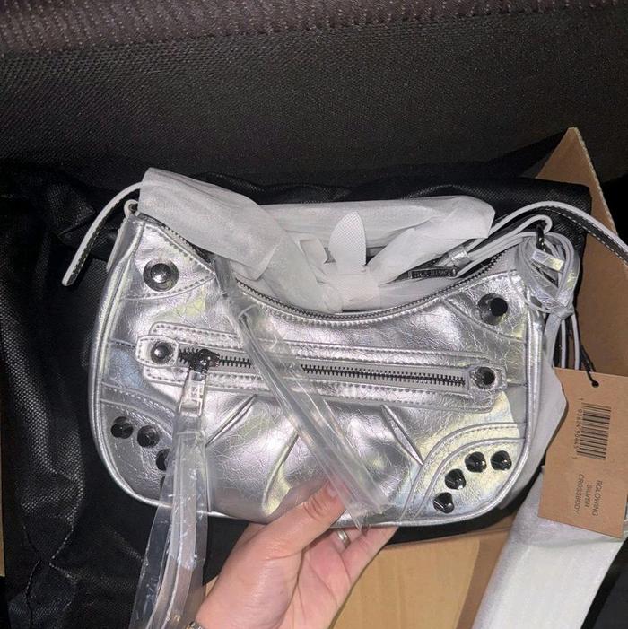 Steve Madden Bglowing Silver Original Counter Resmi Tas Selempang Wanita dengan Desain Hologram dan 