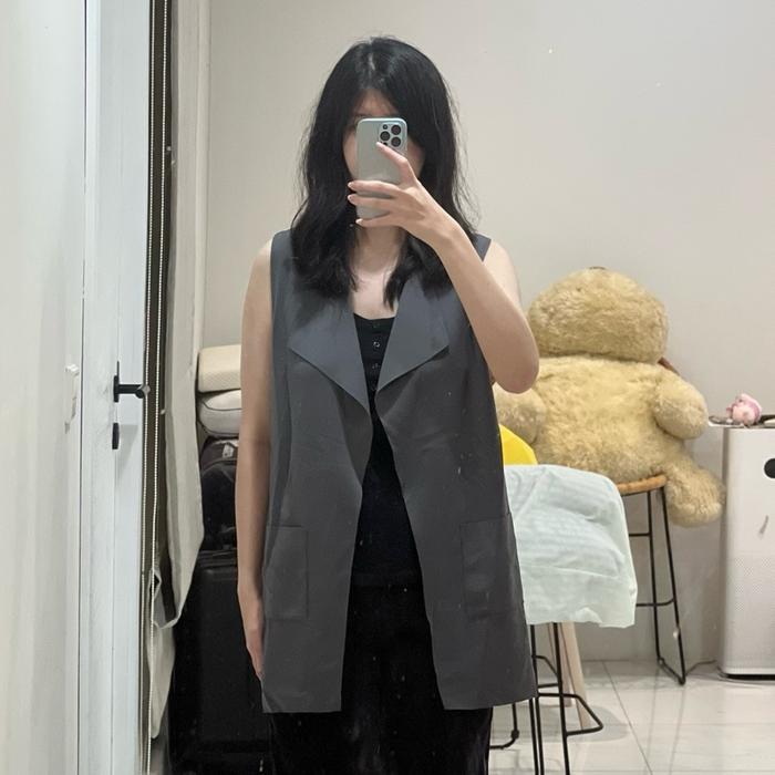 Le Bijou Sleeveless Gray Vest
