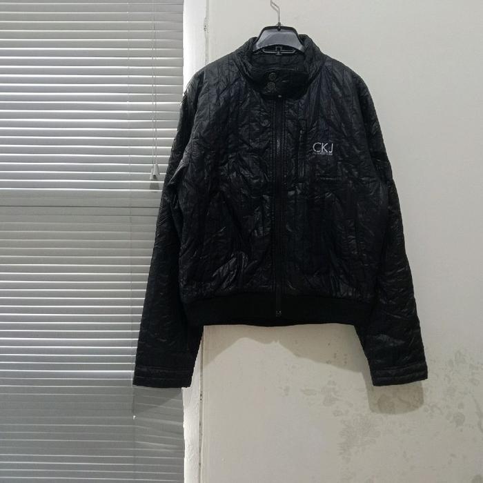 Calvin Klein Jaket Jeans Pria Hitam dengan Logo CKJ di Dada