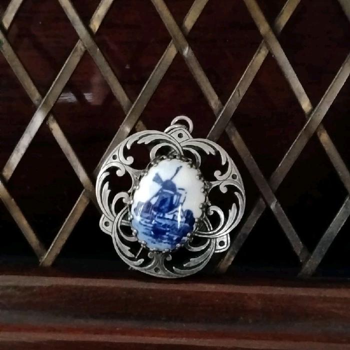 liontin keramik delft blue holland eropa
