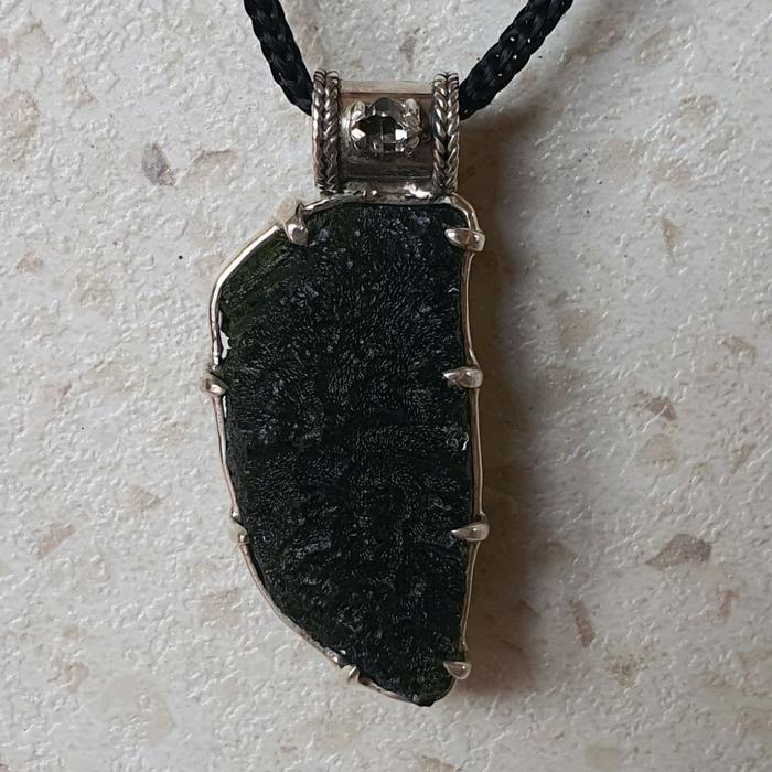 HANDMADE LIONTIN NATURAL MOLDAVITE