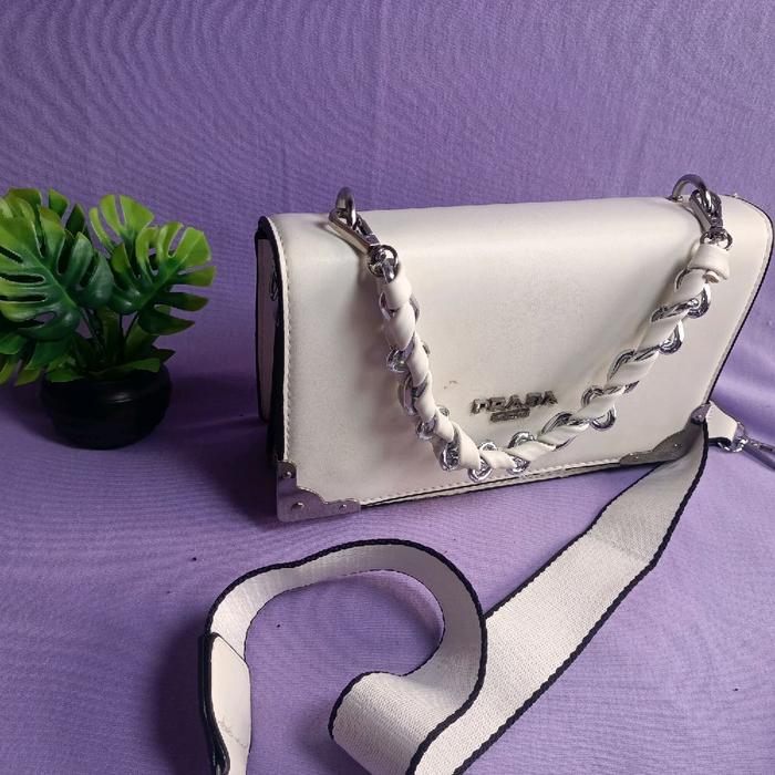 Tas Prada Putih dengan Rantai dan Tali Selempang - Gaya Elegan untuk Setiap Kesempatan (preloved pri
