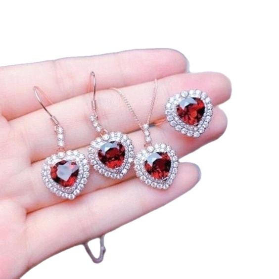 Elzu Red Garnet Cutting Love - Garnet Amor