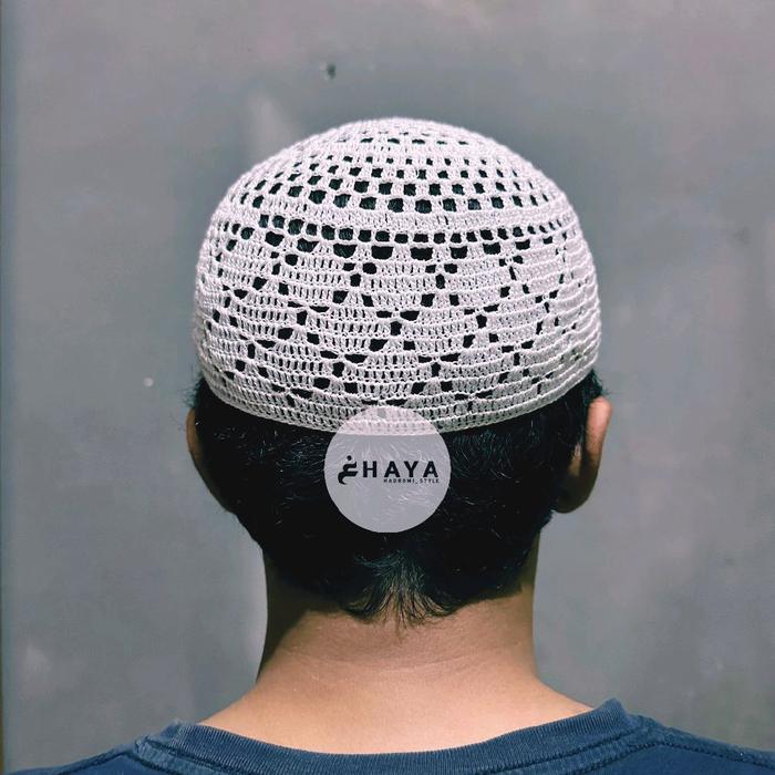 Ghaya Hadromi_Style Peci Rajut Putih Peci Rajut Dewasa Motif Simpel Nyaman Tebal Kopiah Songkok Musl