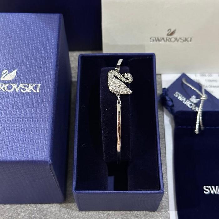 Silver Dazzling Swan Bracelet Iconic Crystal
