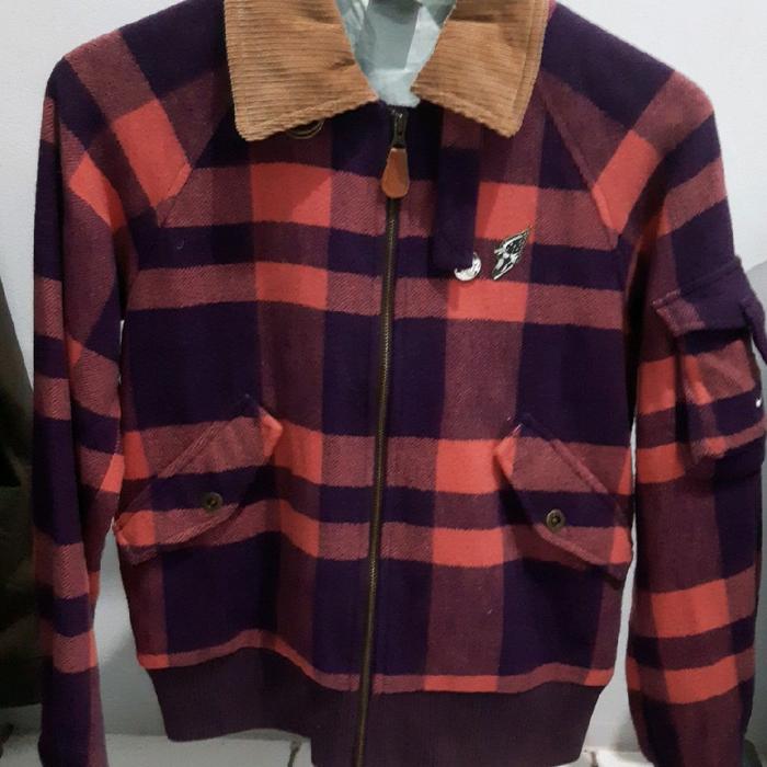 Jaket Kerja Vintage dengan Desain Kotak-Kotak Merah dan Ungu dan Detail Kancing yang Menarik