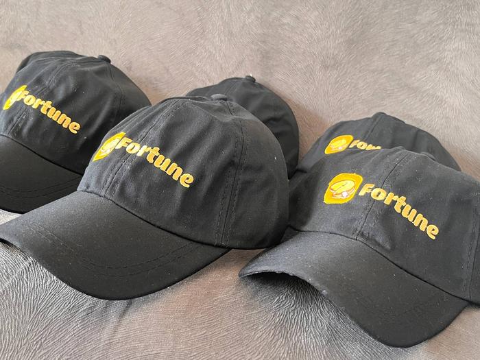TOPI BORDIR CUSTOM LOGO – MERCHANDISE PROMOSI & BRANDING