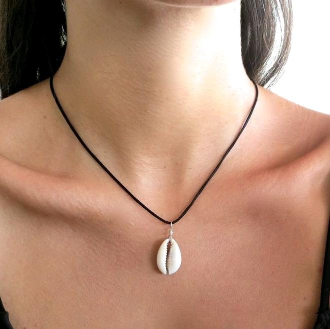 Kalung Satin Hitam Bandul Kerang Kuwuk Putih Model Serut Elegan