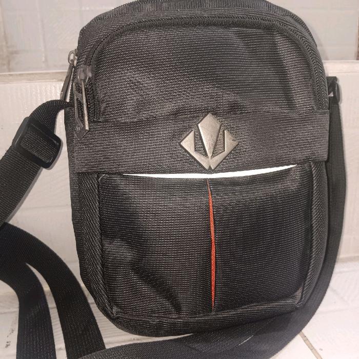 tas slempang westpak warna hitam