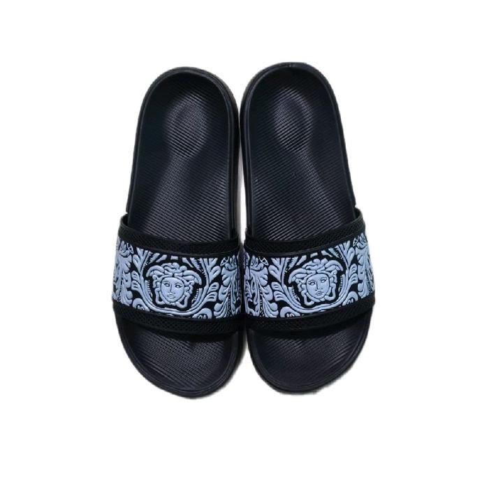 Versace Sandal Slip On Medusa Hitam dengan Desain Eksklusif dan Nyaman untuk Penggunaan Sehari-hari