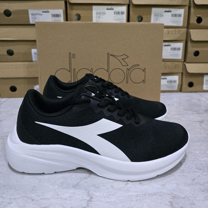 SEPATU DIADORA NOKEN HITAM PUTIH