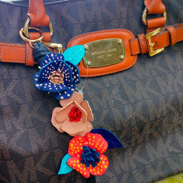 Bagcharm Ks Dottie bloom flowers