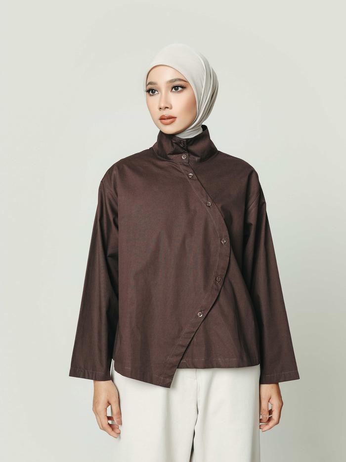 Mayoutfit x Sindy Mutmaina Linea Shirt | Blus Wanita Cheongsam Modern High Collar Funnel Neck