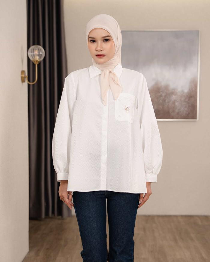 STOK TERBATAS Mayoutfit Azzura Shirt | Baju Lebaran Kemeja Putih Wanita Motif Textured Aksen Payet B