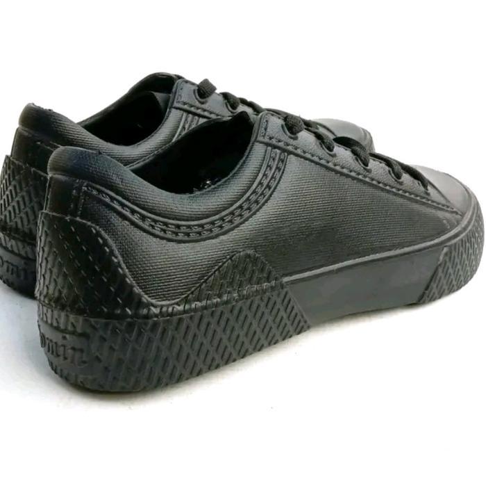 Sepatu Komin K065 Hitam Polos Karet Dan Komin K065 Putih Bintang Karet