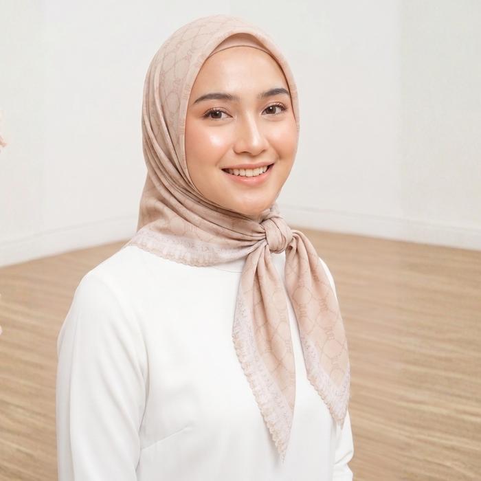 Wulang Narawangsa Hijab Segi Empat Flamingo Era Sand Stone | Kerudung Segi Empat | Hijab Motif Segi 