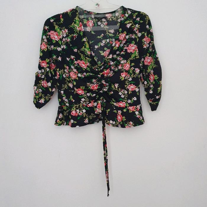 atasan hitam  bunga bunga pink dengan rok warna merah bata , sangat cantik sekali ,preloved , no ret