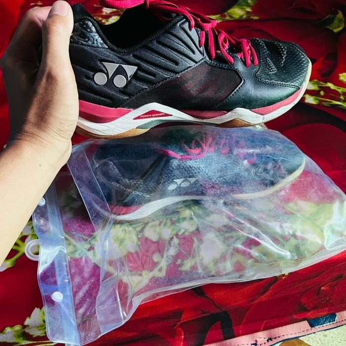 Sepatu Yonex bekas berkwalitas seperti baru