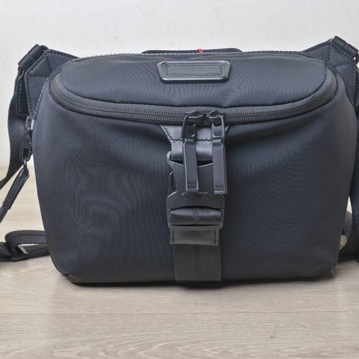 TUMI Tahoe Dunlap Nylon Crossbody Sling Bag Black (sz : 25/30x21x13 cm) Selempang
