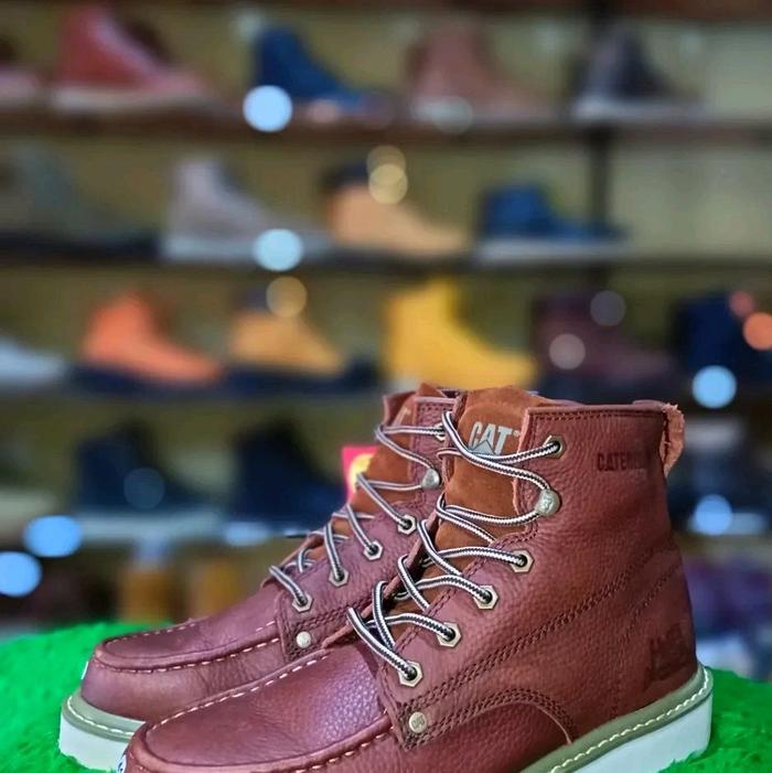Caterpillar Moctoe Sepatu Boots Pria Kulit Asli dengan Desain Vintage dan Sol Kuning Tahan Lama