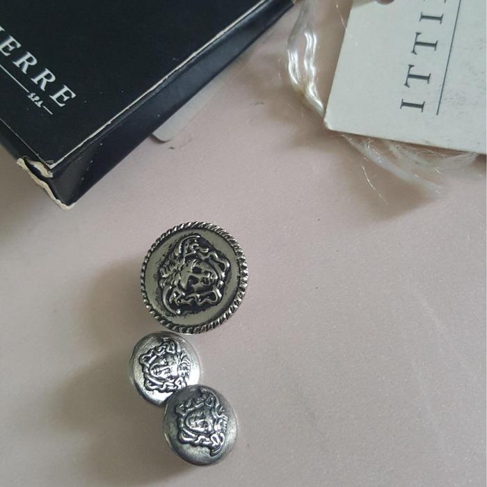 VERSACE Original Kancing Jaket Langka Vintage dari Italy