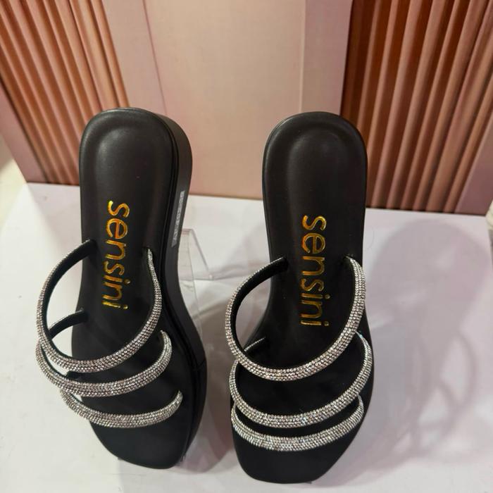 Sensini Sandal Hitam dengan Desain Elegan dan Nyaman untuk Kegiatan Sehari-hari