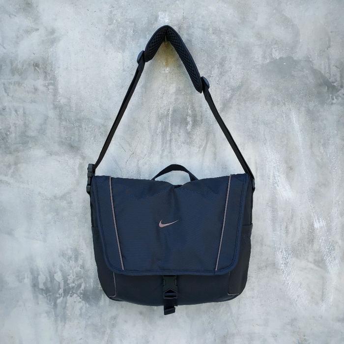 Nike Sportswear Essentials Messenger Bag 15L Black Ironstone DJ9792-010