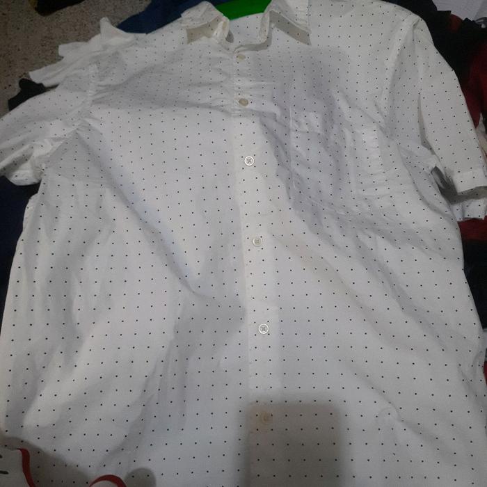 baju putih lengan pendek bintik bintik