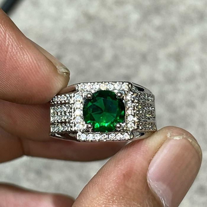 BATU CINCIN TSAVORITE GARNET VIVID GREEN