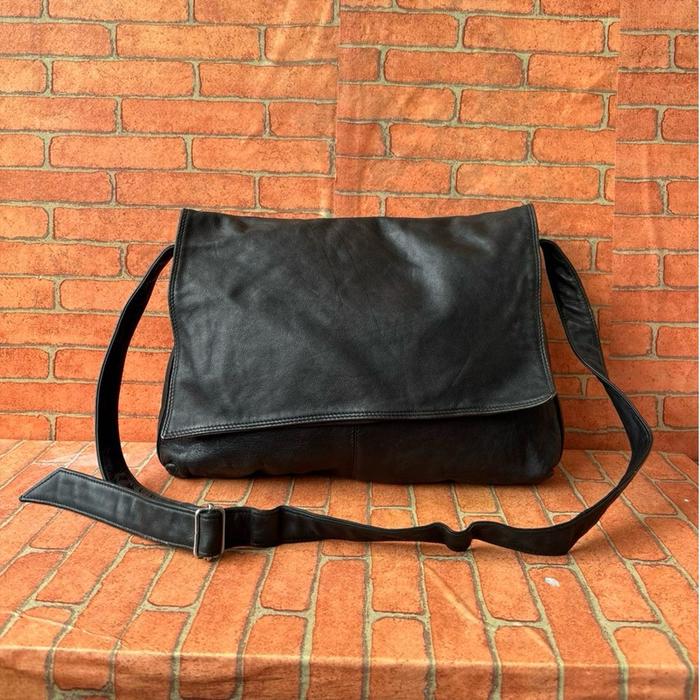 TAS SELEMPANG PRIA KULIT ASLI SECOND BRANDED HITAM / TAS SLING KERJA PRIA KULIT ASLI HITAM KECOKLATA