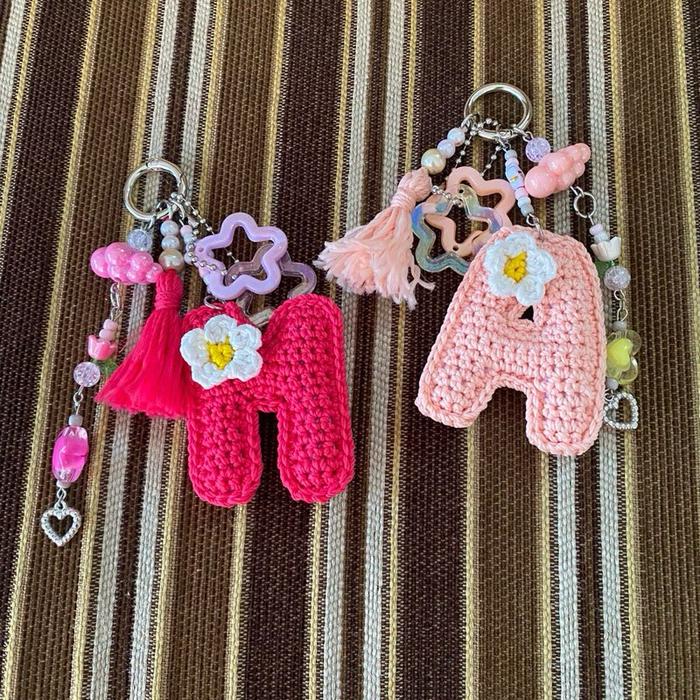 Ganci inisial huruf by qiya rajut, gantungan kunci, gantungan hiasan dengan inisial huruf dari rajut