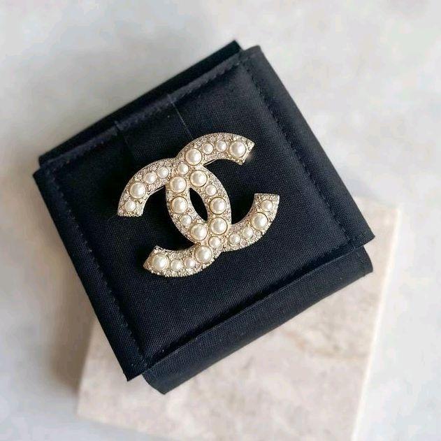 Ready Brooch Chanel Classic Pearl Gold