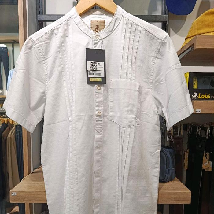 Lois Jeans Baju Koko Lois Jeans Putih dengan Detail Lipit dan Kantong Depan untuk Tampilan Elegan