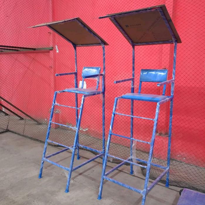 kursi wasit tenis lapangan