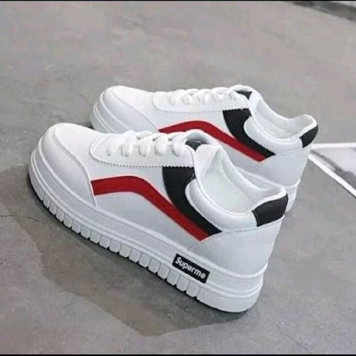 Sepatu Sneaker Putih dengan Desain Merah dan Hitam dari Supreme