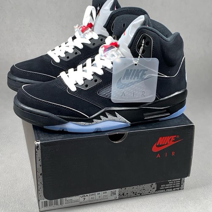 Sepatu Jordan 5 Retro Black Metallic Reimagined