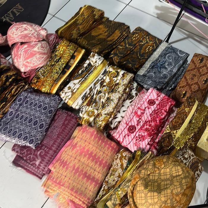 Kain jarik preloved masih bgus bagus dan layak pakai dgn hrga ambyar set jarik sepasang untuk pengan